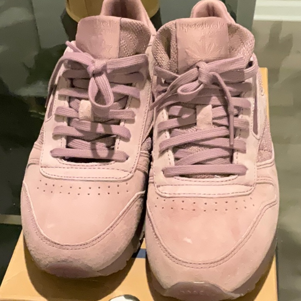 EUC Reebok Sneakers - Size 7.5